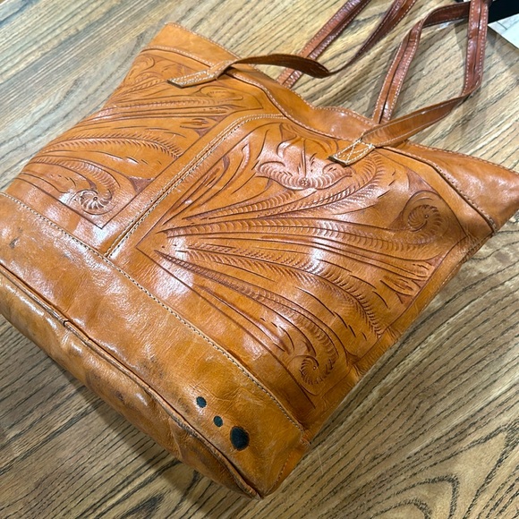 Hand tooled Embossed leather Bag - Picture 4 of 10
